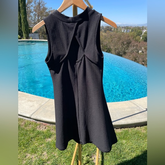 Little black mini dress with back cut-out size medium - Picture 2 of 3